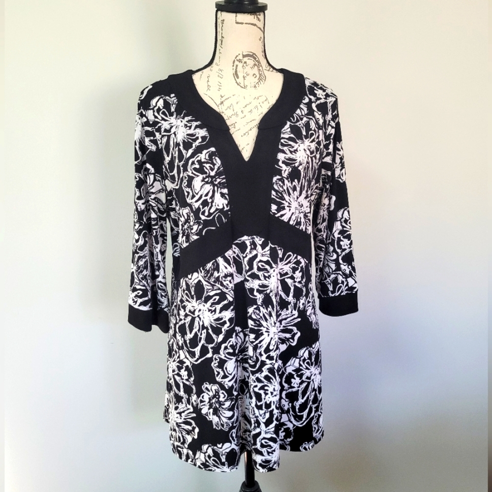 Style & Co Black and White flower tunic with v neckline in XL